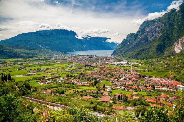 이탈리아 가르다 호수(Lake Garda)의 리바 델 가르다(Riva del Garda) 계곡의 아름다운 공중 전망