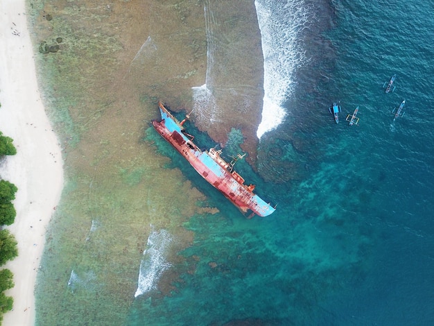 背景のビーチの難破船の美しい空中写真