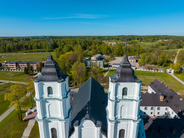 Photo beautiful aerial view of the white chatolic church basilica in latvia aglona