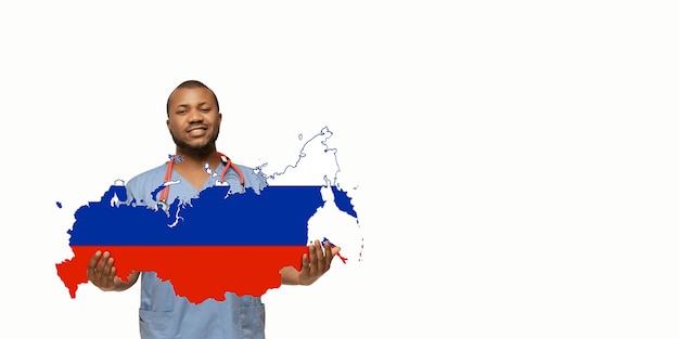 Красивый афро-американский доктор заботится о России на белом фоне студии. Copyspace. Концепция здравоохранения и медицины, ухода, лечения, диагностики во время вспышки коронавируса.