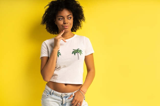 Photo beautiful african american female model posing in studio.