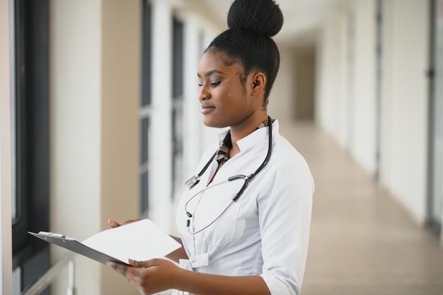 Красивая афро-американская педиатрическая медсестра в современном офисе