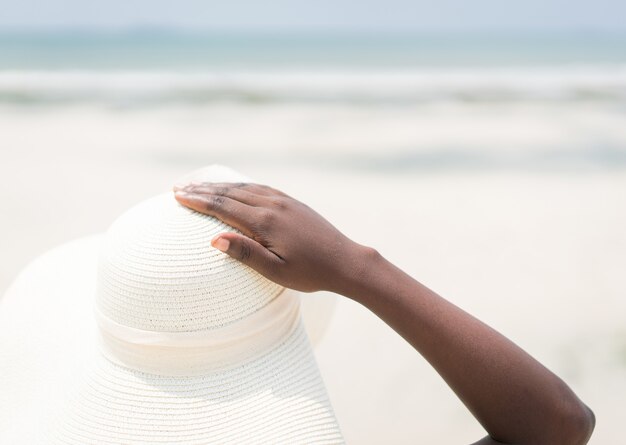 Bella ragazza afroamericana sulla spiaggia