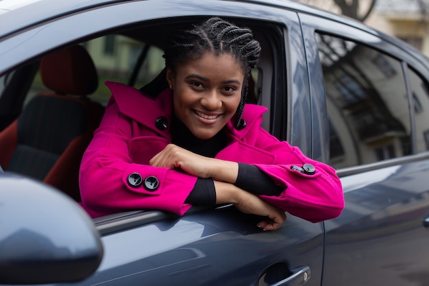 車のポーズで美しいアフリカ系アメリカ人の女性
