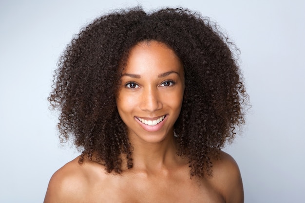 Bello sorridere della donna dell'afroamericano