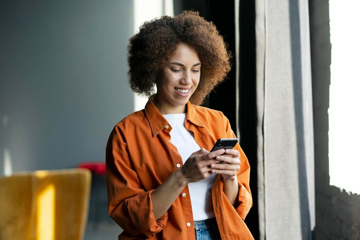 Photo beautiful african american woman using mobile phone reading text message communication online