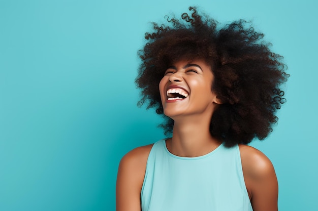 푸른 배경에 웃는 아프로 헤어 스타일의 아름다운 아프리카계 미국인 여성