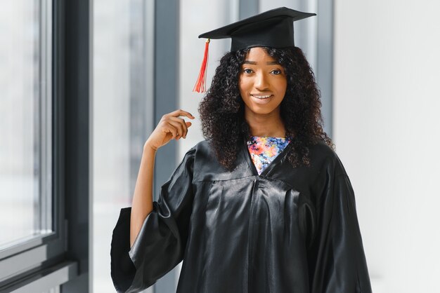 Photo beautiful african female student with graduation certificate