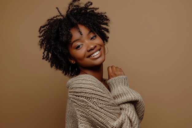 Foto bella ragazza africana con i capelli afro che posa