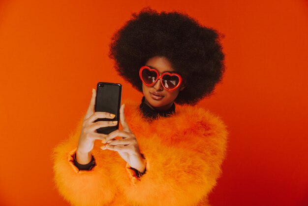 아름 다운 아프리카 여자 복용 selfie