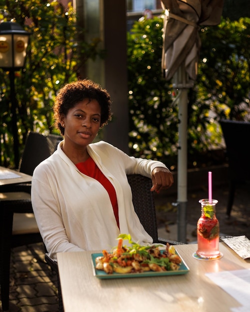 Photo beautiful africanamerican girl dining in a cafe