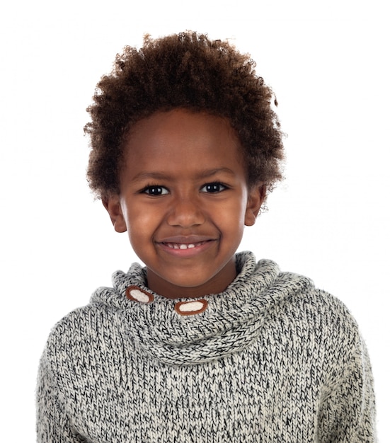Красивый афроамериканский ребенок с серым шерстяным трикотажем