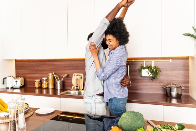 집에서 요리하는 아름다운 아프리카계 미국인 커플