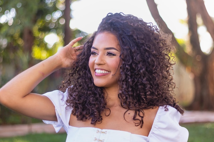 Photo beautiful afro woman with curly hair smiling