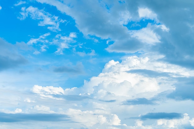 Фото Красивый воздухатмосфера ярко-голубое небо фон абстрактная ясная текстура с белыми облаками