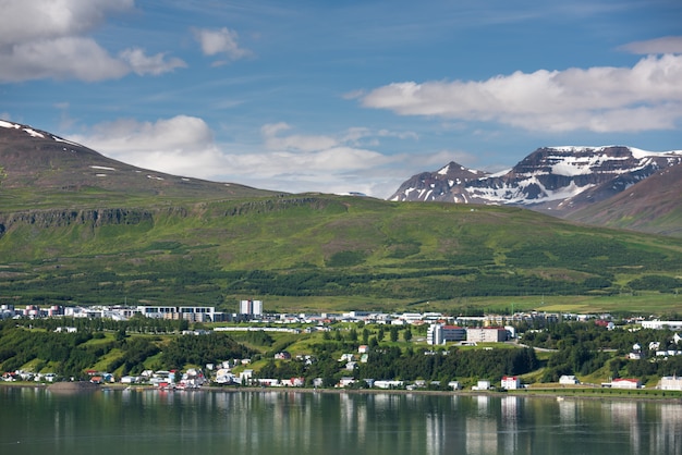 夏のアイスランドの美しいアークレイリ市