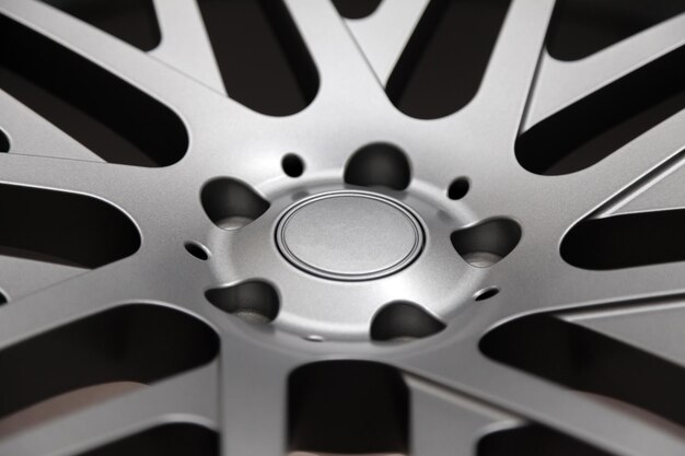 Foto bellissimi cerchi in lega per auto in alluminio forgiato con ferri da maglia e argento titanio industria dei servizi e ricambi auto
