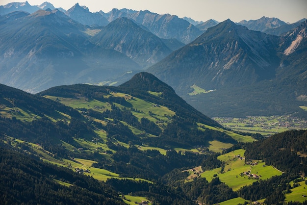 Photo beautiful alpine village of alpbach tirol austria with mountains and valley