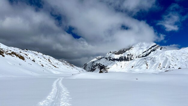 美しいアルプスの冬の風景 雪で覆われた谷と背後にある高い山々