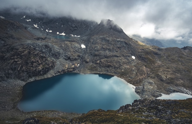 Belle alpi ricoperte di neve e un lago