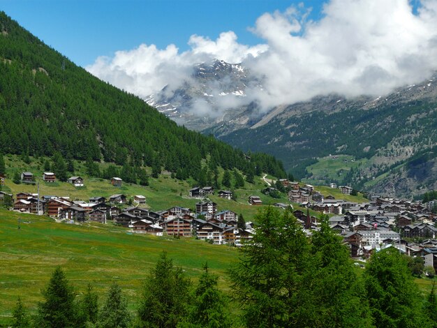 山と美しいアルプスの風景