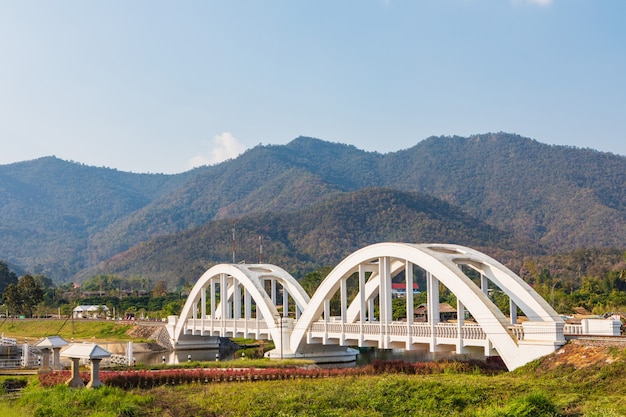 タイの美しい古代の白い鉄道橋。