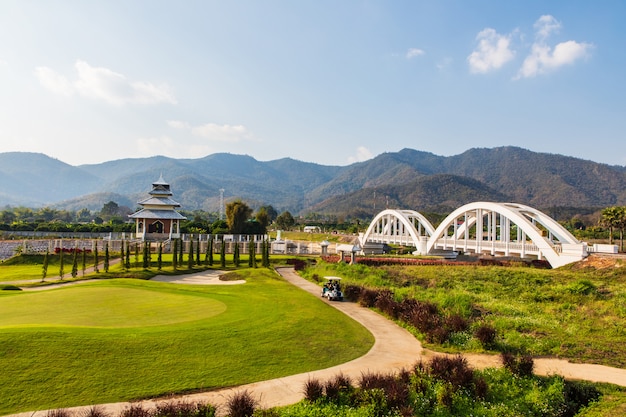 Bello ponte ferroviario bianco antico in tailandia.