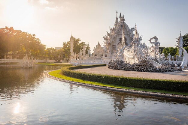 Фото Красивый и удивительный белый храм в ват ронг кхун во время захода солнца чианг рай таиланд это туристическое место знаменитость чианг рай
