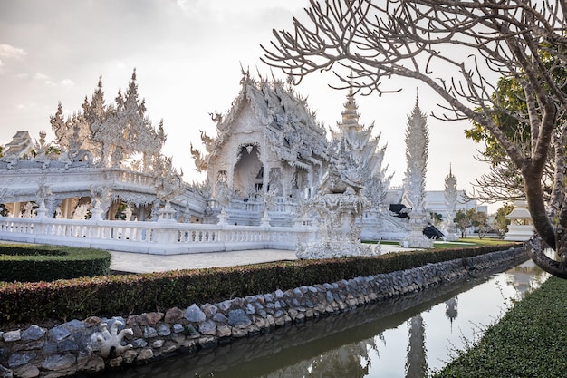 사진 chiang rai 태국 의 관광 명소 인 wat rong khun 의 아름답고 놀라운  ⁇ 색 사원