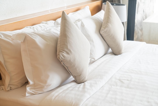 写真 インテリアの背景のためのベッドの美しく快適な枕の装飾
