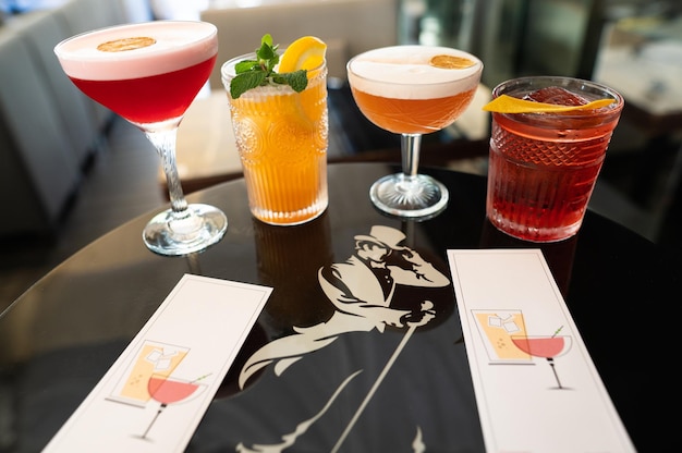 Фото Красивые и вкусные алкогольные коктейли, приготовленные в баре барменом