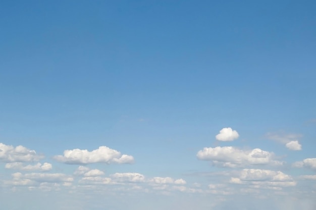 写真 ふわふわの白い雲で飾られた真っ青な空の美しく広々とした景色