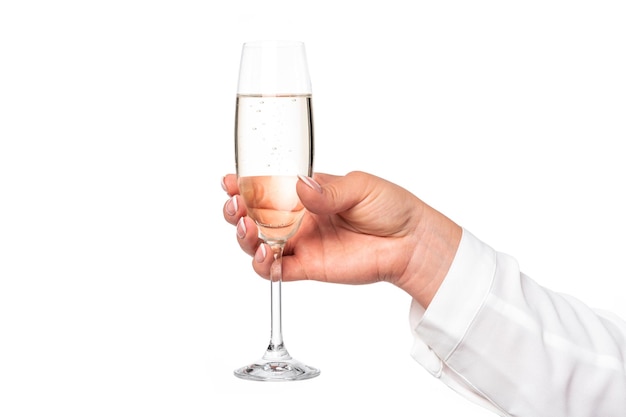 Фото Красивая и идеальная женская рука держит бокал шампанского или вина на белом фоне крупным планом