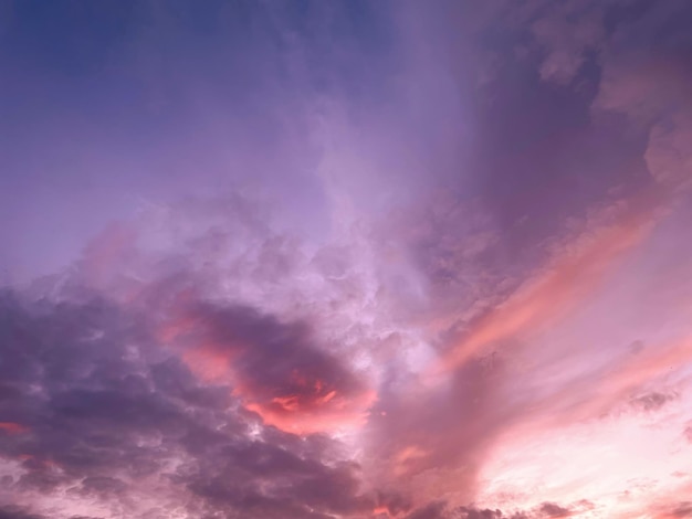 写真 美しいロマンチックな夕暮れ 空に