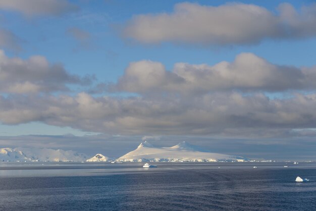 美しい南極の海の景色