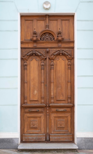 Bella porta antica in legno intagliato marrone