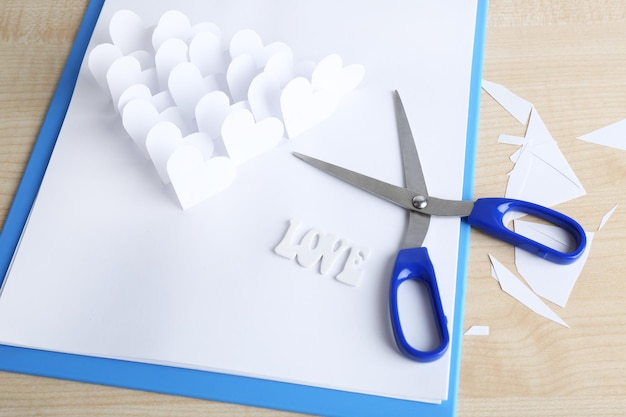 Красивая аппликация с сердечками и ножницами на столе