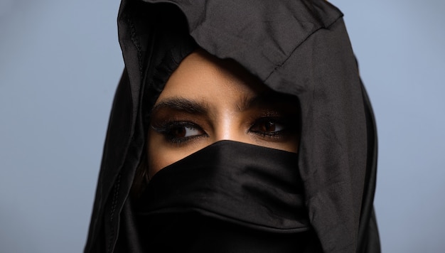 Bella donna araba in hijab con trucco luminoso