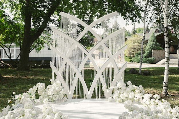 Photo a beautiful arch for an outdoor wedding ceremony