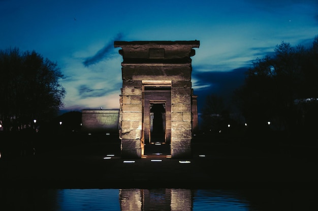 Foto bellissimi dettagli architettonici del tempio di debod a madrid in spagna all'alba