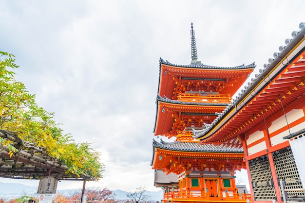 京都清水寺の美しい建築。