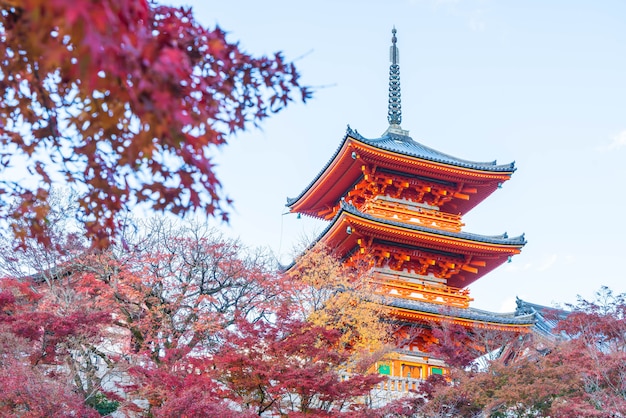 京都清水寺の美しい建築。