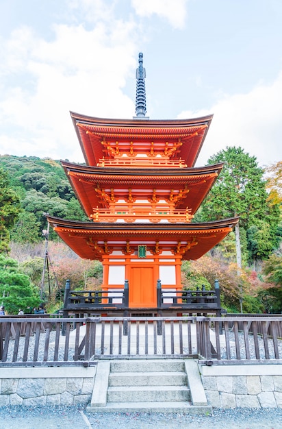 京都清水寺の美しい建築。