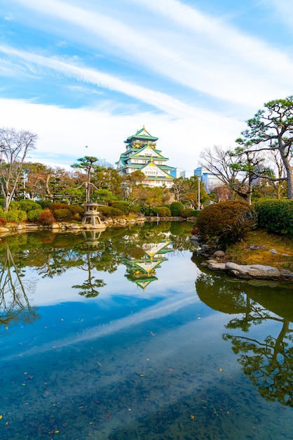 日本の大阪の大阪城の美しい建築物。