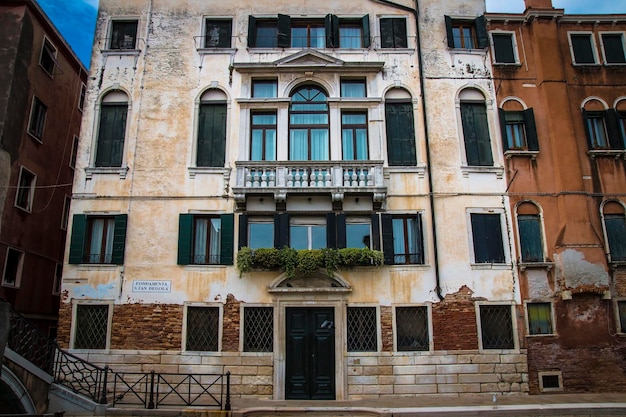 Bella architettura di strade e canali di venezia italia.