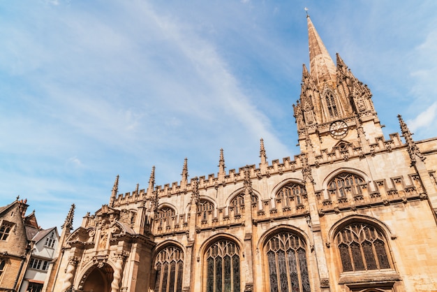 英国オックスフォードの聖母聖母大学教会の美しい建築物