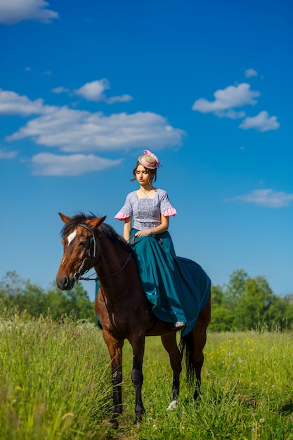 Bellissimo aristocratico in un vestito a cavallo