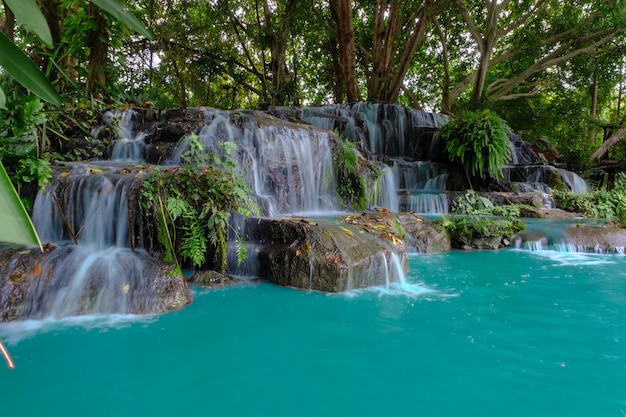 Красивый искусственный водопад в природном парке