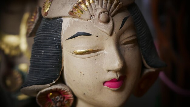 Красивая художественная статуя балийской или яванской танцовщицы, используемая в качестве украшения сада яванский гном индонезия