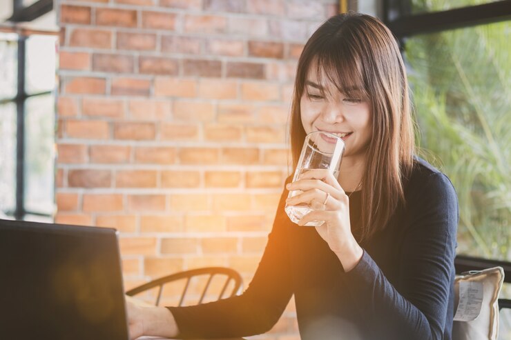 Photo 美しいアジアのビジネスの女性、女の子の飲み水は働くことからリラックスします。
